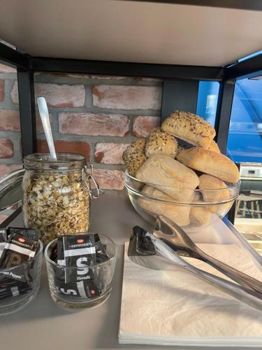 克拉格勒Kragerø Hotell的面包碗和坚果罐的柜台