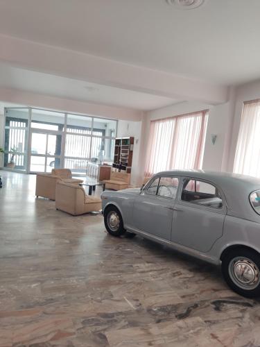 圣乔瓦尼镇Hotel Il Dollaro的停在客厅的灰色汽车