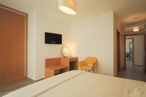 比索达雷加Joana & Marco - Guest House - 4 Caminhos的一间卧室配有一张床、一张书桌和一面镜子