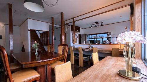 日光桑加日光旅馆的用餐室以及带桌椅的厨房。
