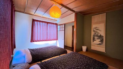 日光桑加日光旅馆的一间卧室设有两张床和窗户。