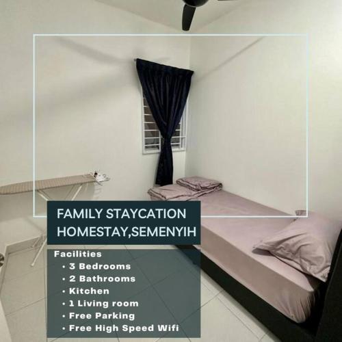 士毛月Spacious Apartment Semenyih的一张海报,卧室配有一张床和一个窗口