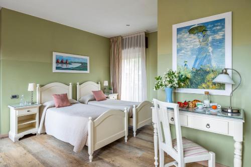 维罗纳自由镇桑皮耶特洛酒店的卧室配有一张床,墙上挂有绘画作品