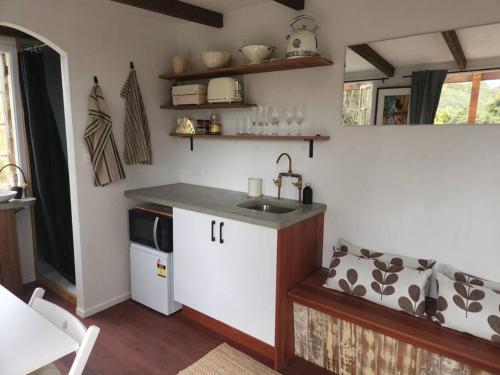 贝林真Bellingen Hideaway Tiny Home- Breathe. Discover. Renew.的厨房配有水槽和台面