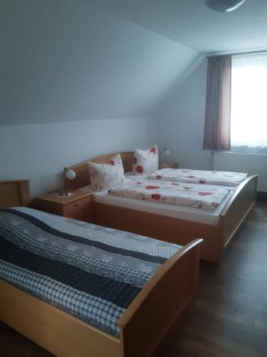 科尔斯万特Bed and Breakfast 2的小型客房 - 带2张床和窗户