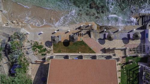 帕莱欧卡斯提撒Thomas Beach Studios的海洋旁房子的空中景观