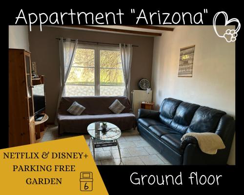 迪南L'ARIZONA Dinant - Appart Arizona, Studio Montana - Garden, Free Parking, Dog ok的客厅配有沙发和桌子