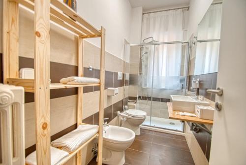 阿韦利诺B&B Civico 168 Bellerofonte的一间带卫生间和水槽的浴室