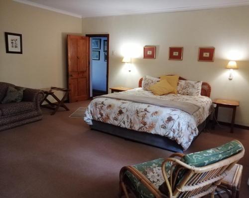 德尔斯特鲁姆Connemara Trout Lodge的一间卧室配有一张床和一把椅子