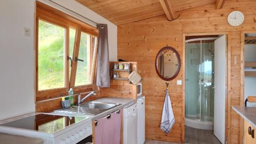 蒙特克拉Les Chatcureuils的小屋内的厨房设有水槽和窗户