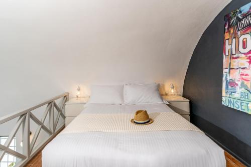 易莫洛林马尔丹扎公寓的一间卧室,配有一张床,上面有帽子