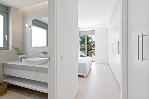 考瑙皮迪亚纳Le Mont Blanc的白色的浴室设有水槽和镜子