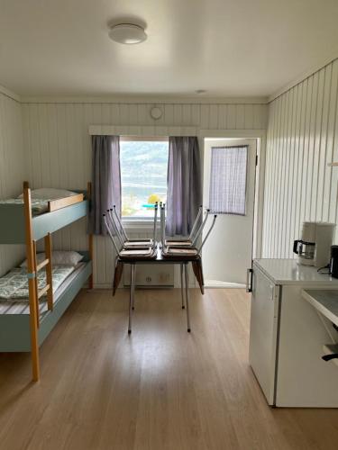 旺斯内斯索尔峰菲力屯旅馆的客房设有两张双层床、一张桌子和一扇窗户。