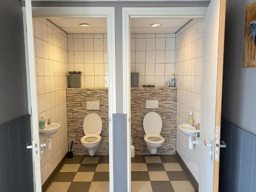 奥特罗Camping De Nieuwe Hof的浴室设有2个卫生间和2个水槽