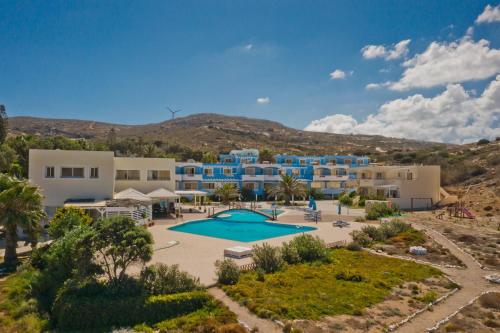 阿尔卡萨Royal Beach Hotel的享有带游泳池的度假村的空中景致