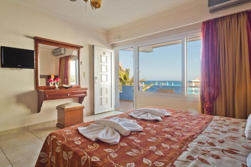 阿尔卡萨Royal Beach Hotel的一间卧室设有一张床,享有海景