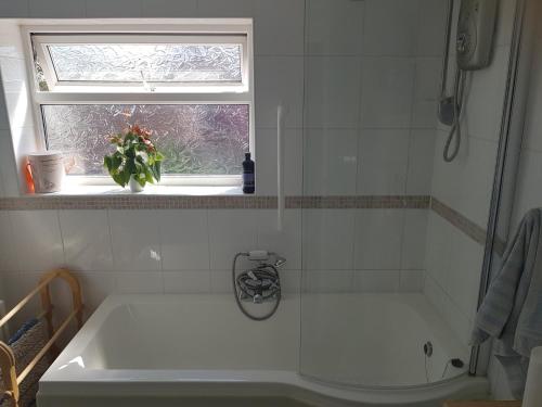 绍斯波特B&B No. 70的带窗户的浴室内的白色浴缸