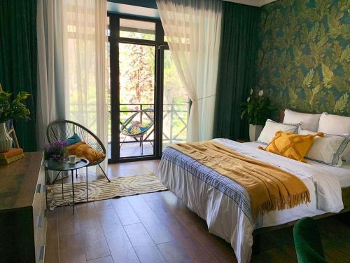 扎波罗热3 Rooms VIP Apartment on Metallurgov 5的一间卧室设有一张床和一个滑动玻璃门