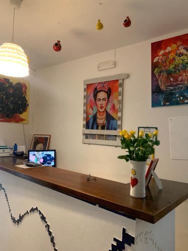 里米尼Hotel Migani的办公室,桌子和墙上的绘画