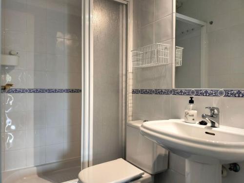 阿尔豪林格朗德Ruim appartement, zonnig terras, Alhaurin Golf!的一间带水槽、卫生间和淋浴的浴室