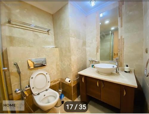 阿拉尼亚Alanya gold city hotel main building 3 bedroom apartment的一间带卫生间和水槽的浴室