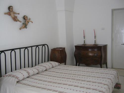 诺沃利B&B A casa delle zie的卧室配有一张带泰迪熊的墙壁床