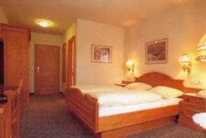 希尔沙伊德布拉恩克拉斯酒店的一间卧室配有一张床和一张带两盏灯的书桌。