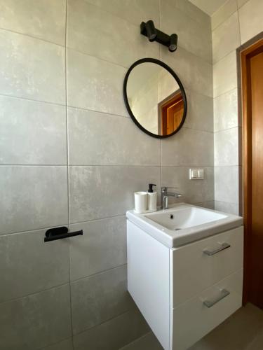 斯图托沃Stanica Przygody的浴室设有白色水槽和镜子
