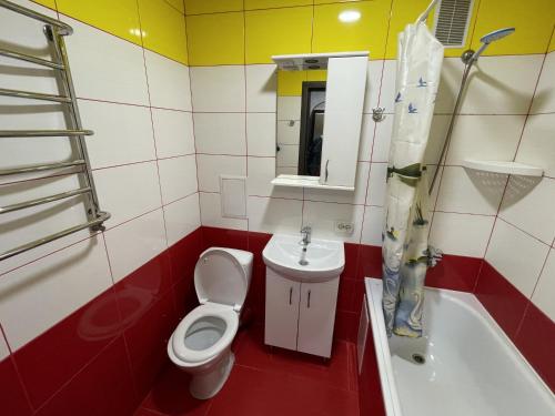 文尼察Studio apartment on Vatutina的浴室配有卫生间、盥洗盆和浴缸。