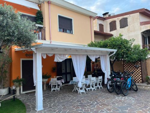 普拉Villa Francesca的停在房子前面的亭子下的一个自行车
