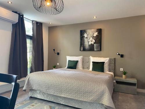 米德尔堡Hotel De Dampoort的一间卧室配有一张带绿色枕头的大床