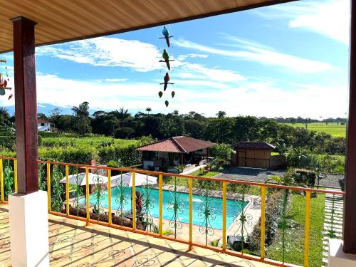 GuamalCasa Campestre Denis的从带游泳池的房屋阳台欣赏风景