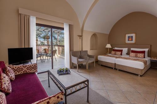 赫尔格达马卡迪萨拉亚杰斯度假村的酒店客房设有床和客厅。