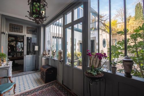 圣布里厄Le Jardin Secret & Spa的一间设有大窗户的房间和一间鲜花的房间
