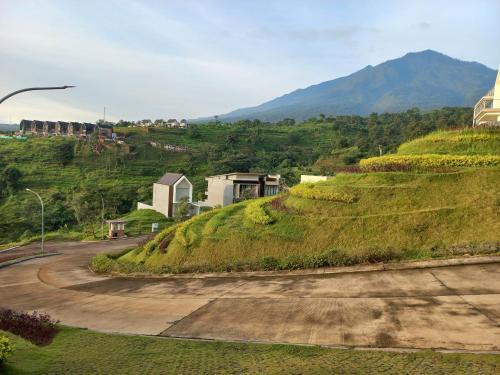 岩望Villa Canyata的一条土路,有一座草木的山,有一座房子