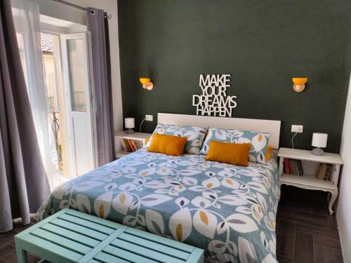 阿斯蒂Ca' Balenga - Cozy Stay in the Old Town with Free Private Parking的一间卧室设有一张床和绿色的墙壁