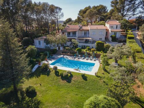 勒博塞Le Clos Serein的享有带游泳池的房屋的空中景致