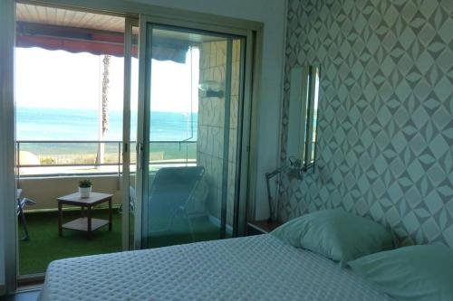 邦多勒Front de mer - Emplacement prisé - T2 moderne et climatisé - Tout à pied的一间卧室配有一张床,享有海景