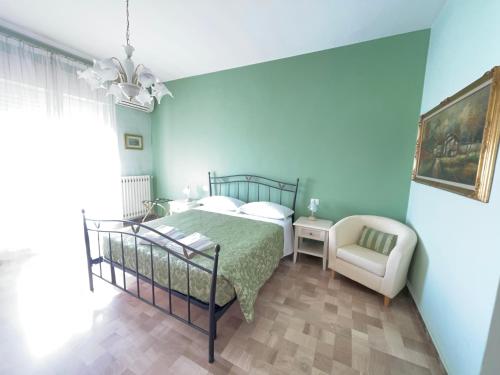 基亚拉瓦莱La Locomotiva的蓝色卧室,配有床和椅子