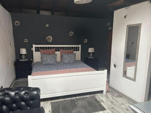 GenovésCasa Lucia的一间卧室设有一张床和黑色的墙壁