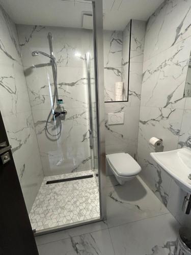 希欧福克Villa Bauhaus Dream Deluxe T的带淋浴、卫生间和盥洗盆的浴室