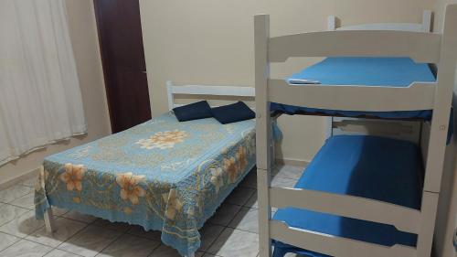 伊塔尼亚恩Casa Sol & Mar的一间卧室配有两张双层床和一张床