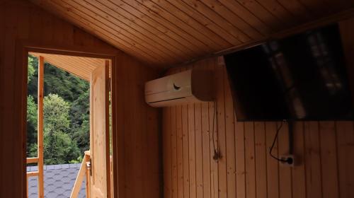 苏呼米lodge KORKMAZ的房屋内有一扇门和一扇窗户的房间