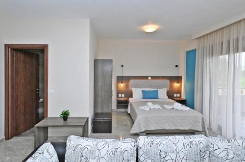阿菲托斯Sinodinos Deluxe Apartments的一间卧室配有一张大床和一张沙发