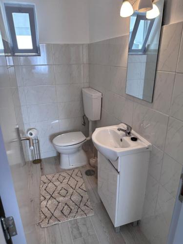 拉戈斯Casa Maria João的白色的浴室设有卫生间和水槽。