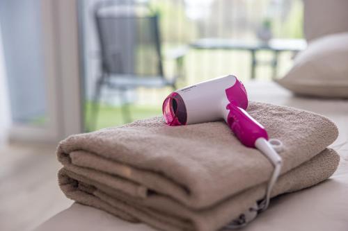 帕兰加Jūros banga的一堆毛巾上的一个粉红色的电话