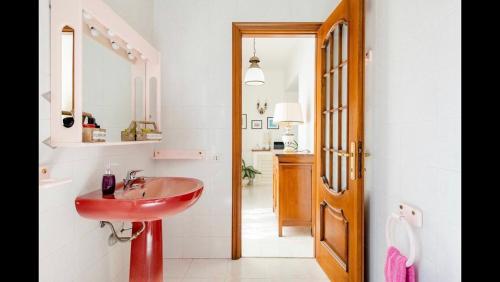 努奥罗B&B Maison Rosetta IUN-E4948的一间带红色水槽和镜子的浴室