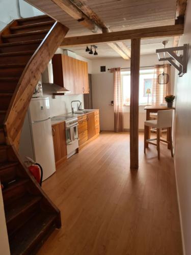 斯塔德Lgh centralt i Ystad的厨房设有通往用餐室的楼梯