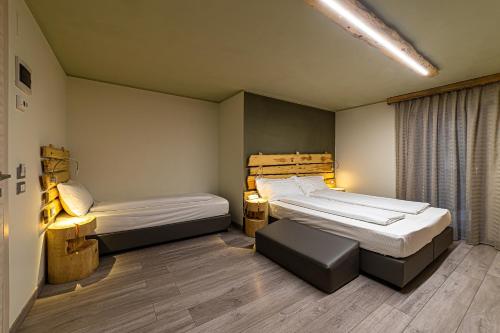 卡纳泽伊Chalet Margoni的一间卧室设有两张床、一张桌子和一个窗口