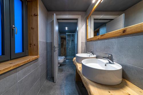 卡纳泽伊Chalet Margoni的浴室设有2个水槽和2个卫生间